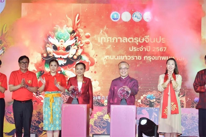 泰國旅游與體育部長素妲婉、中國駐泰國使館公使吳志武代表中泰雙方同時觸按水晶球點亮龍頭彩燈。中國駐泰國使館供圖