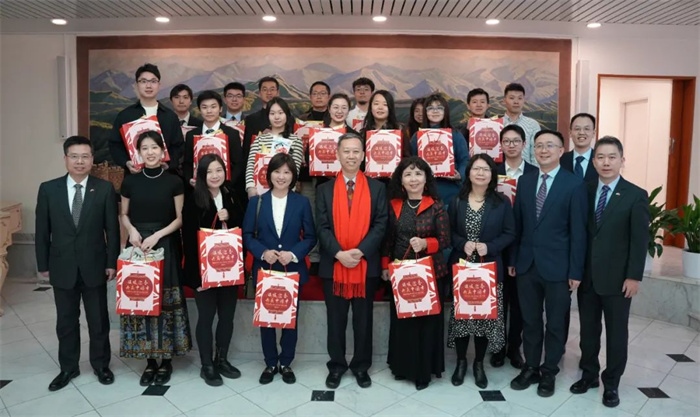 中國駐瑞典大使館崔愛民與留學(xué)生代表和華校負(fù)責(zé)人合影。 中國駐瑞典大使館供圖