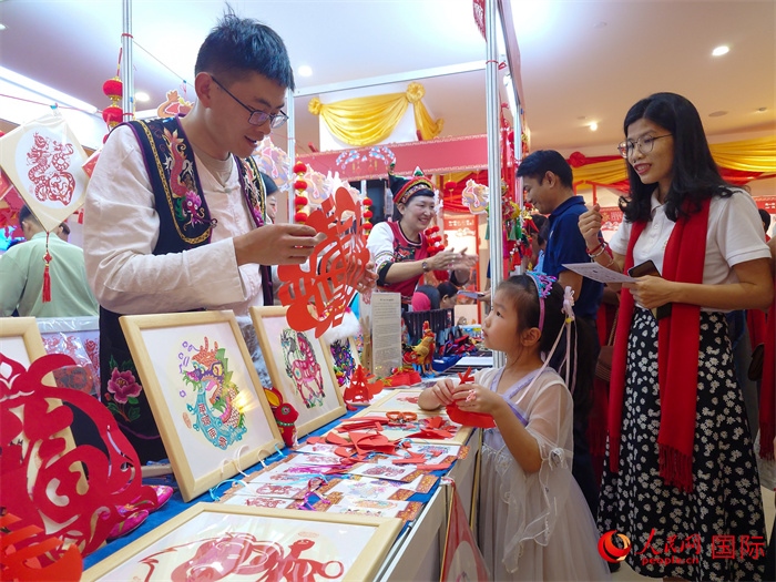 活動(dòng)現(xiàn)場(chǎng)的剪紙展示。人民網(wǎng)記者 謝佳君攝