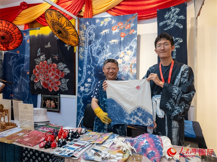 活動(dòng)現(xiàn)場(chǎng)的扎染展示。人民網(wǎng)記者 謝佳君攝