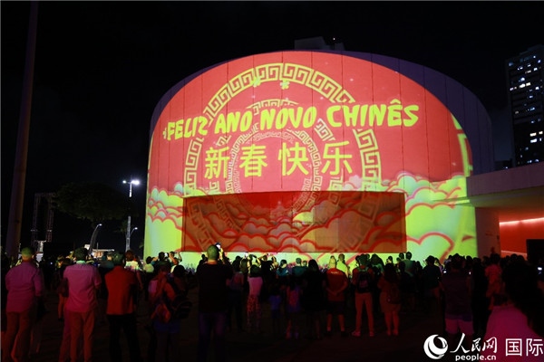 林度夫人公園內(nèi)劇院的外墻上投影出中國文化元素燈光秀。人民網(wǎng)記者 陳海琪攝