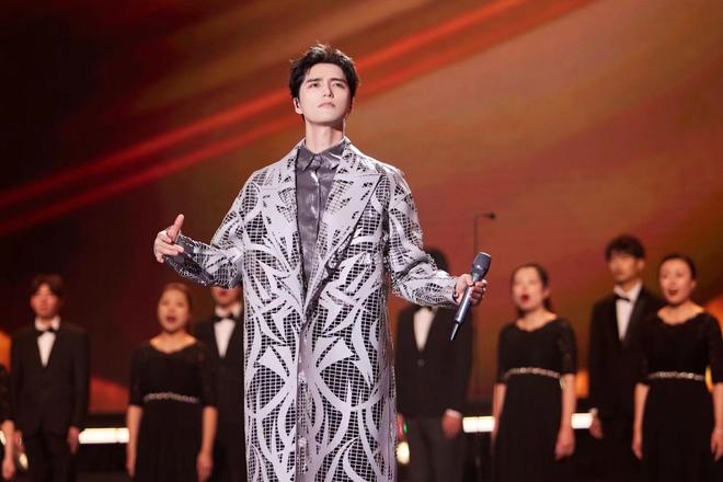 演員李建義、許魏洲和歌手等的音樂秀《有種浪漫叫中國航天》