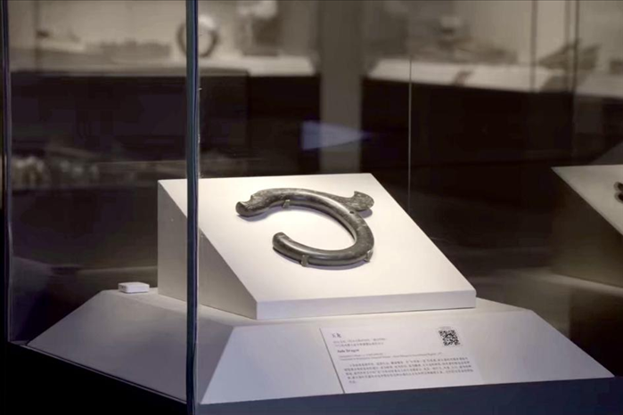 中國(guó)國(guó)家博物館內(nèi)展出的C形玉龍。