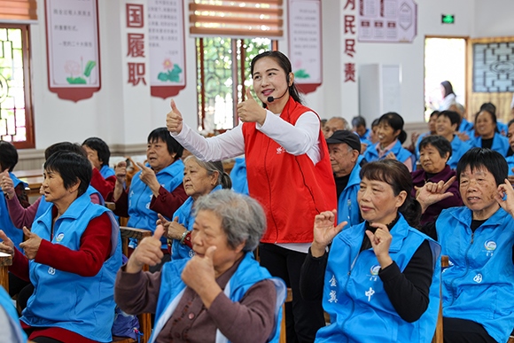 老人們正在學(xué)習(xí)手勢(shì)舞。