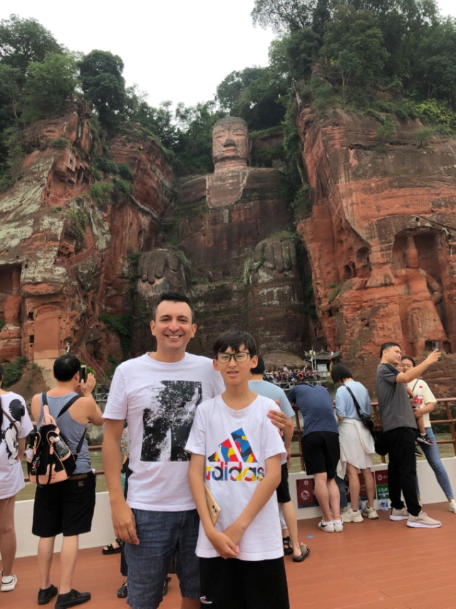 埃爾南多與兒子在廣東佛山。圖片由受訪者提供