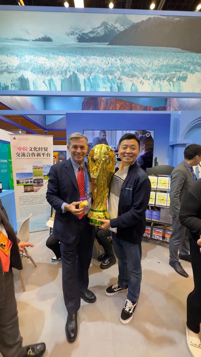 2022年，馬克西米與同事在上海。圖片由受訪者提供