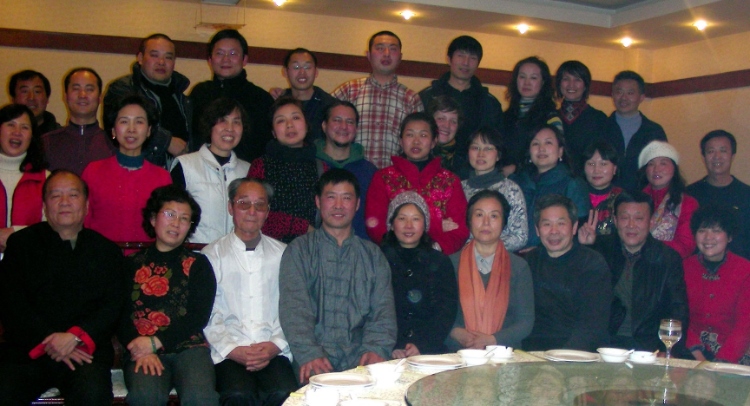 2018年，卡洛斯（二排中間）和武術(shù)學(xué)校的老師同學(xué)一起過(guò)春節(jié)。圖片由受訪者提供