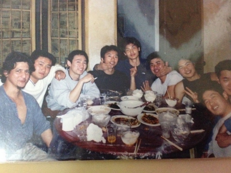 2007 年，卡洛斯·卡斯蒂略（左一）和他的中國(guó)朋友在武漢慶祝春節(jié)。圖片由受訪者提供