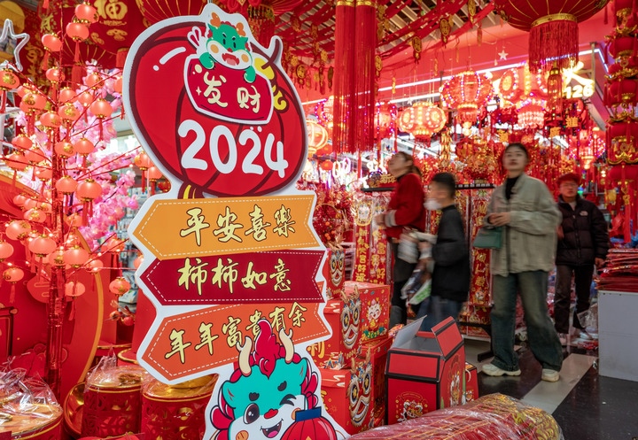 1月11日，顧客在昆明新螺螄灣國際商貿(mào)城選購節(jié)日飾品。新華社記者 陳欣波 攝
