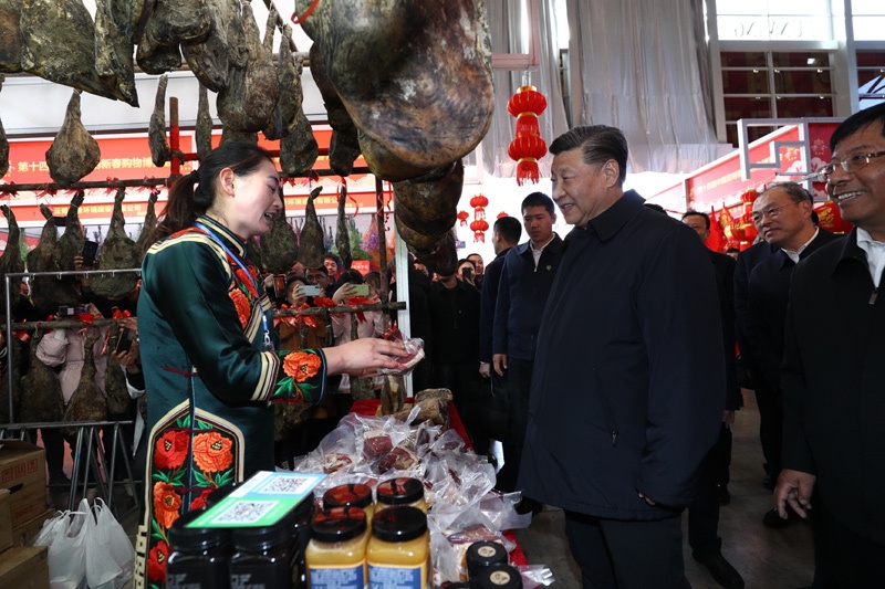 2020年1月19日至21日，中共中央總書記、國家主席、中央軍委主席習(xí)近平來到云南，看望慰問各族干部群眾，向全國人民致以新春祝福。這是20日下午，習(xí)近平在昆明新春購物博覽會年貨街，了解春節(jié)前市場供應(yīng)情況。新華社記者 鞠鵬 攝