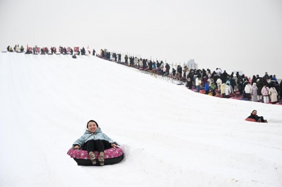 圖為1月18日，市民在內(nèi)蒙古賽馬場(chǎng)滑雪圈。新華社記者 貝赫 攝