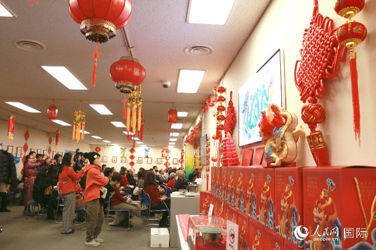 現(xiàn)場洋溢著濃郁的新春氛圍。人民網(wǎng) 許可攝