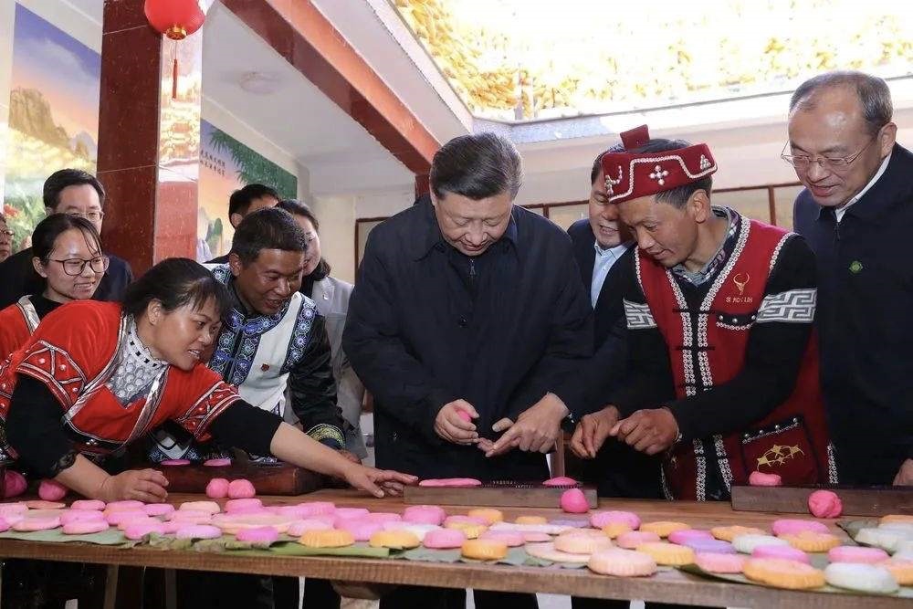 2020年1月19日，習(xí)近平總書記在云南省騰沖市清水鄉(xiāng)三家村中寨司莫拉佤族村，同村民李發(fā)順一家制作當(dāng)?shù)毓?jié)日傳統(tǒng)食品大米粑粑。新華社記者 鞠鵬 攝