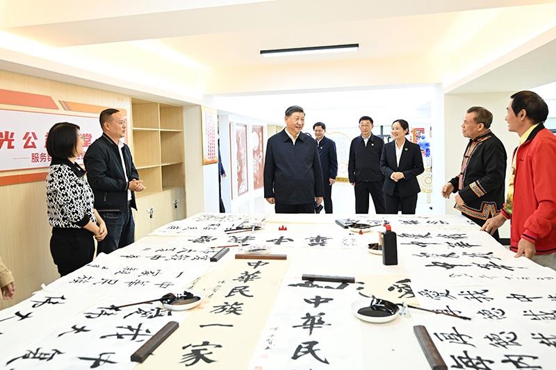 △2023年12月14日，習(xí)近平總書記在廣西南寧市良慶區(qū)蟠龍社區(qū)黨群服務(wù)中心文體活動(dòng)室同社區(qū)居民親切交流。