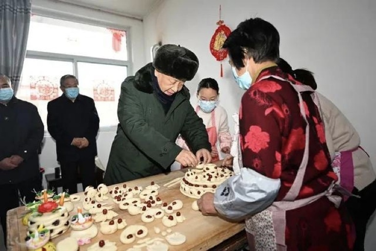 2022年1月26日，習(xí)近平總書記在山西省臨汾市霍州市師莊鄉(xiāng)馮南垣村，同師紅兵一家做年饃。新華社記者 李學(xué)仁 攝