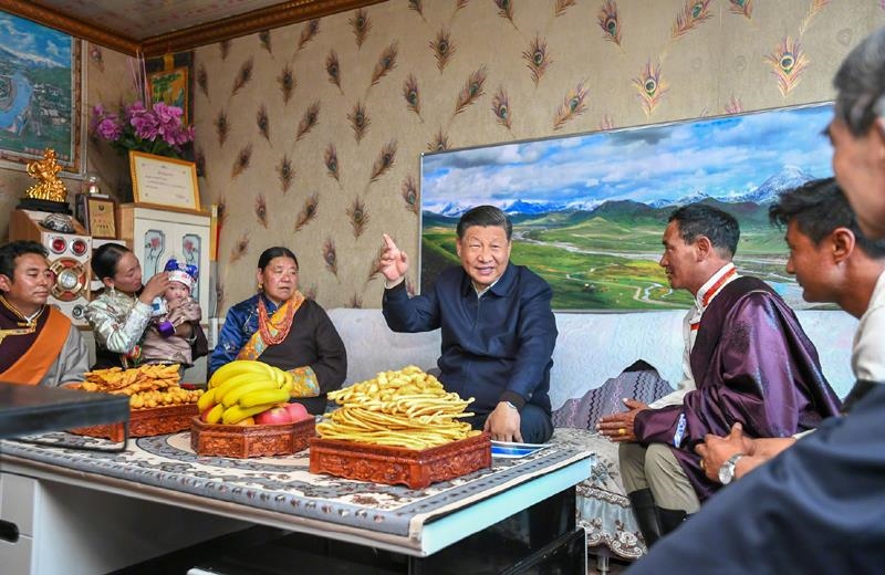 △2021年6月8日，習(xí)近平總書記在青海海北藏族自治州剛察縣果洛藏貢麻村，同藏族牧民索南才讓一家人圍坐在客廳聊家常。