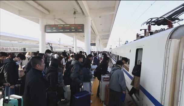 景德鎮(zhèn)北站的旅客陸續(xù)登上回家的列車。中國鐵路南昌局供圖