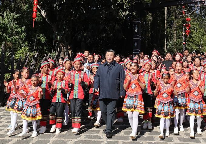 △2020年1月19日，習(xí)近平總書記來到云南騰沖市清水鄉(xiāng)三家村中寨司莫拉佤族村看望鄉(xiāng)親們。告別時(shí)，鄉(xiāng)親們唱著《阿佤人民唱新歌》，簇?fù)碇倳涀叱龃蹇冢杪曅β曉诖逭镁没厥帯? width=