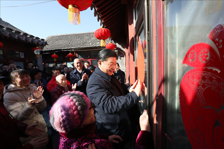 2019年2月1日上午，習(xí)近平總書(shū)記在前門(mén)東區(qū)草廠四條胡同32號(hào)院，高興地拿起一幅“?！弊郑H自貼到門(mén)上，給這里的老街坊們拜年。新華社記者鞠鵬攝
