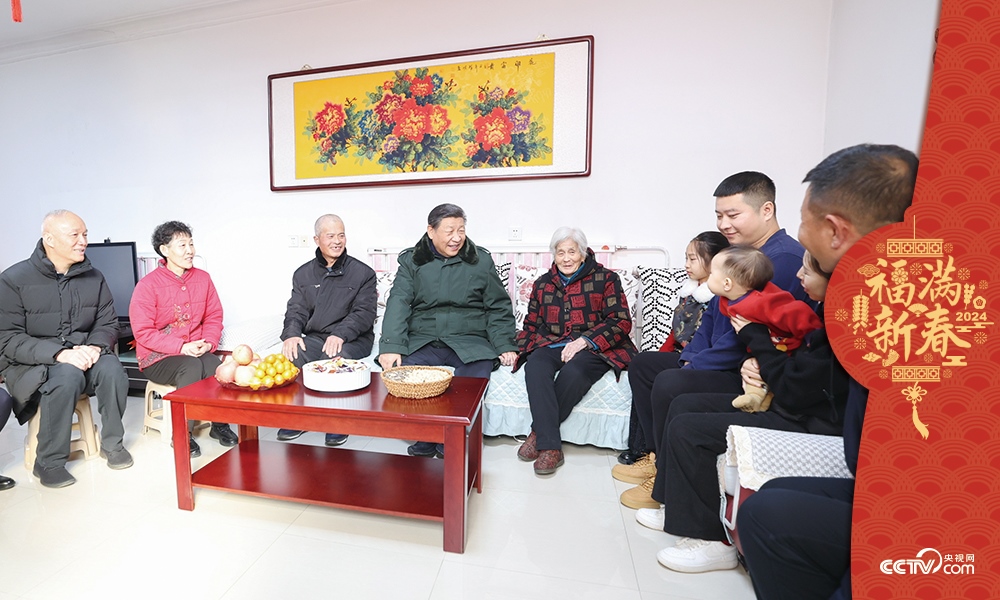 2024年2月1日，習(xí)近平總書(shū)記在天津市西青區(qū)辛口鎮(zhèn)第六埠村考察時(shí)，同村民杜洪剛一家人親切拉家常。