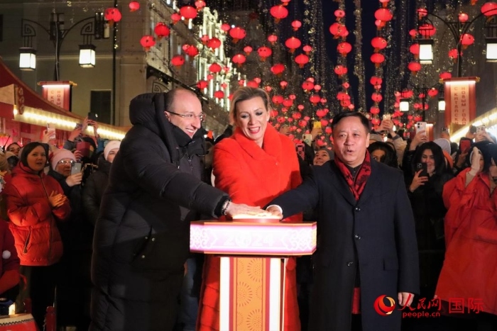 張漢暉、扎哈羅娃、科茲洛夫（從右至左）共同按下活動啟動按鈕。于子恒攝