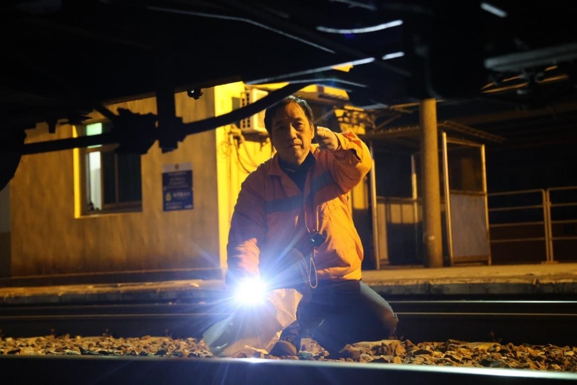 凌晨2點(diǎn)，李金饒正在檢查關(guān)門(mén)車(chē)。陸佳駿攝