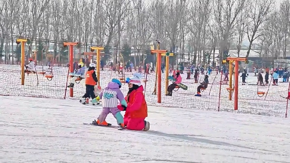 新春走基層｜滑雪場上過春節(jié)！冰城“冷資源”變成“熱經(jīng)濟”
