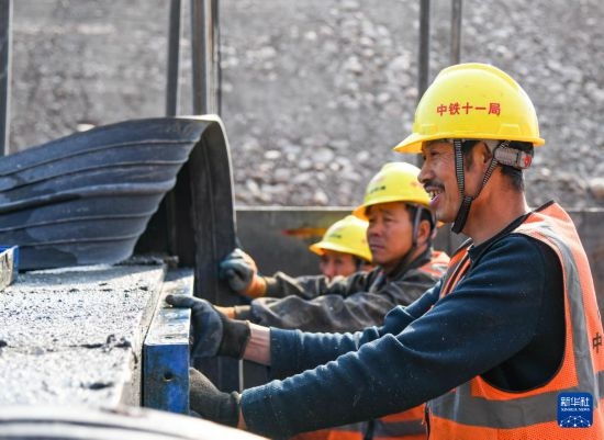 2月13日，在四川省通江縣青峪口水庫(kù)建設(shè)現(xiàn)場(chǎng)，中鐵十一局的工人正在進(jìn)行混凝土縱向圍堰施工。