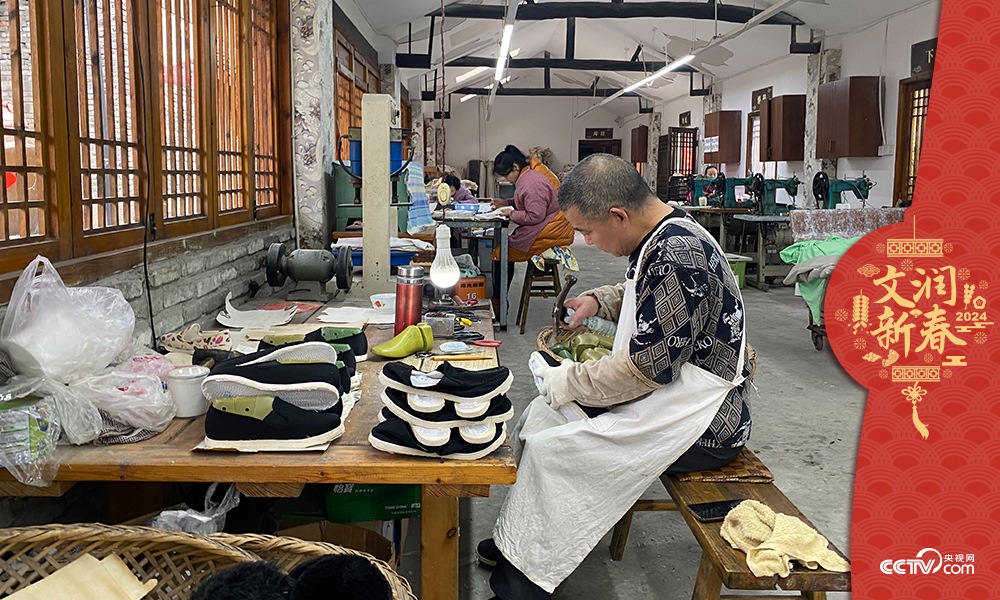 唐昌布鞋坊內(nèi)的工人正在趕制布鞋。王凡攝