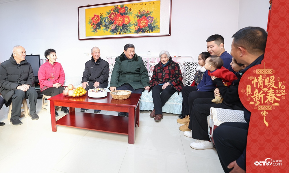 2024年2月1日，習(xí)近平總書記在天津第六埠村考察時(shí)，同村民杜洪剛一家人親切拉家常。