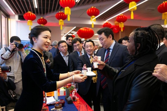 2月2日，人們?cè)谖挥谝獯罄_馬的聯(lián)合國糧農(nóng)組織總部體驗(yàn)中國茶藝。新華社記者李京攝