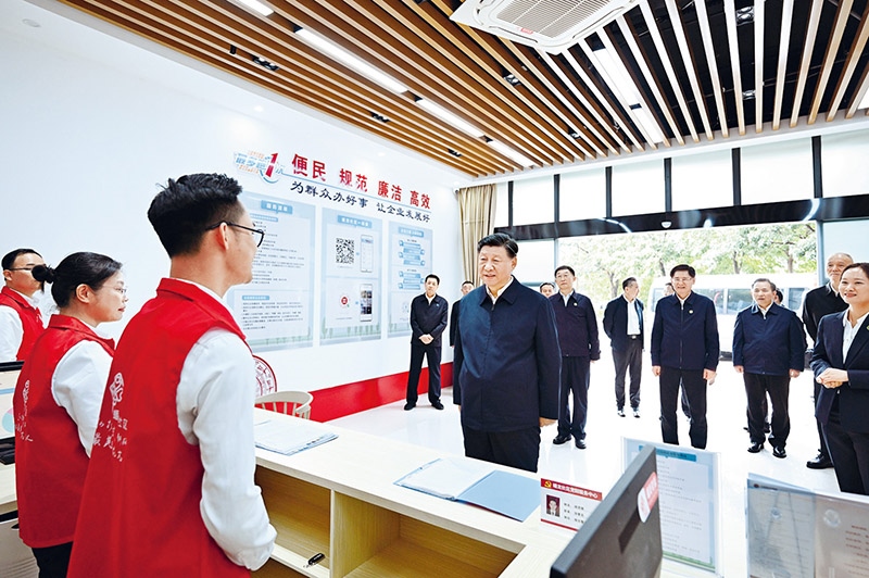 2023年12月14日至15日，中共中央總書記、國家主席、中央軍委主席習(xí)近平在廣西考察。這是14日上午，習(xí)近平在南寧市良慶區(qū)蟠龍社區(qū)黨群服務(wù)中心考察。 新華社記者 燕雁/攝