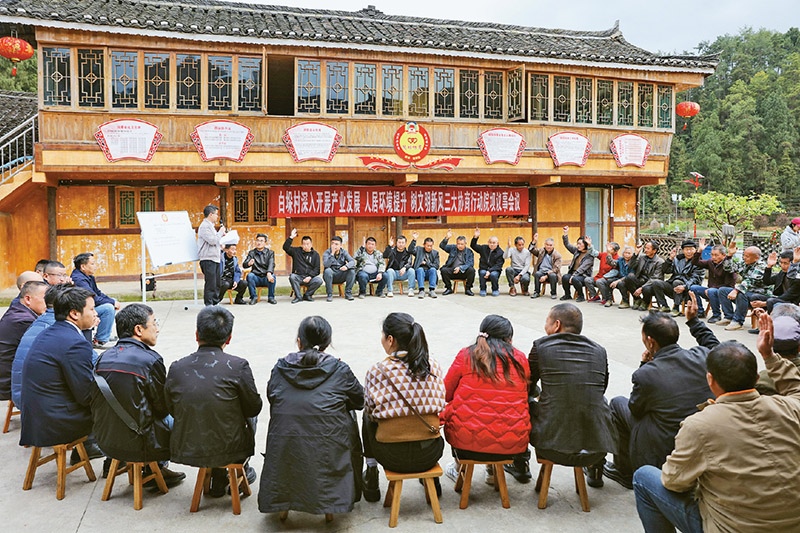 圖為2023年4月6日，貴州省黔東南苗族侗族自治州施秉縣白垛鄉(xiāng)白垛村村民在討論產(chǎn)業(yè)發(fā)展、人居環(huán)境提升、鄉(xiāng)村文明建設(shè)相關(guān)事宜。 人民圖片 磨桂賓/攝