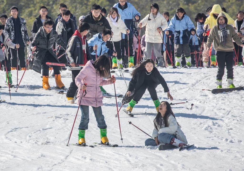 游客在重慶市南川區(qū)金佛山北坡滑雪場滑雪（2023年11月22日攝）。新華社發(fā)（瞿明斌攝）