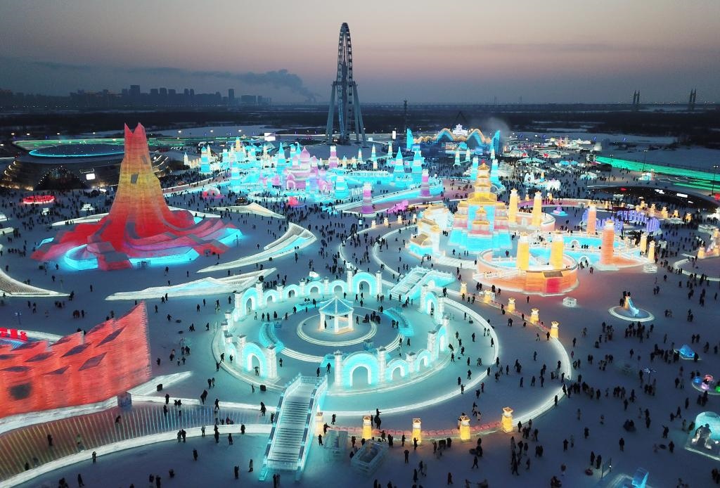 游客在哈爾濱冰雪大世界游玩（無人機(jī)照片，2024年1月5日攝）。新華社記者 王建威 攝