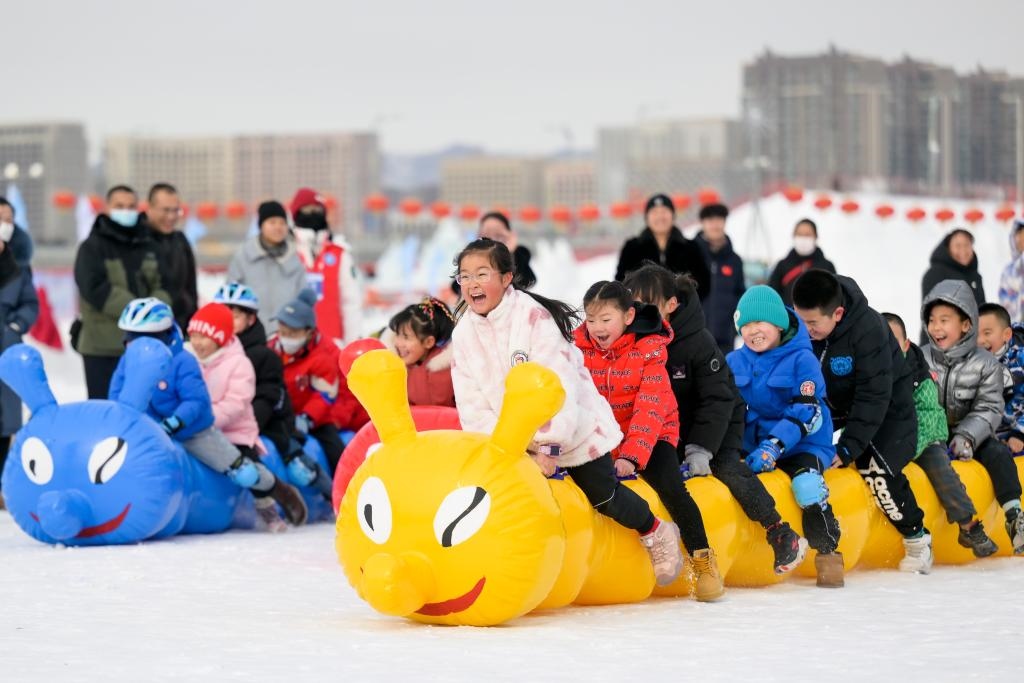 小朋友在呼和浩特市東河冰場參與冰雪親子趣味運動會（2024年2月1日攝）。新華社記者 李志鵬 攝