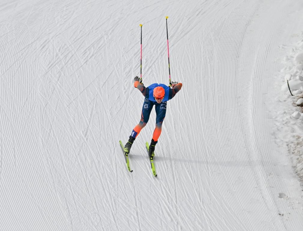 重慶隊選手王強(qiáng)在第十四屆全國冬季運動會越野滑雪公開組男子雙追逐比賽中奪冠（2024年2月14日攝）。新華社記者 劉磊 攝