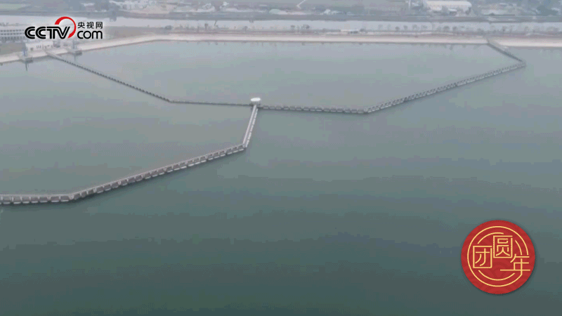 △西江潛地行，潤(rùn)澤大灣區(qū)。珠江三角洲水資源配置工程西起廣東佛山順德西江干流鯉魚洲，穿越獅子洋，東至深圳公明水庫(kù)，是世界上流量最大的長(zhǎng)距離有壓調(diào)水工程。