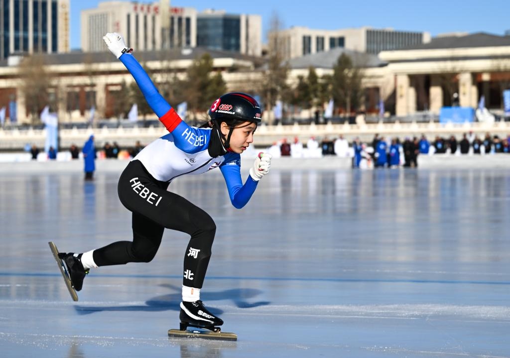 河北隊選手許一凡在第十四屆全國冬季運動會群眾速度滑冰比賽4X200米混合接力比賽中（2024年1月14日攝）。新華社記者 貝赫 攝