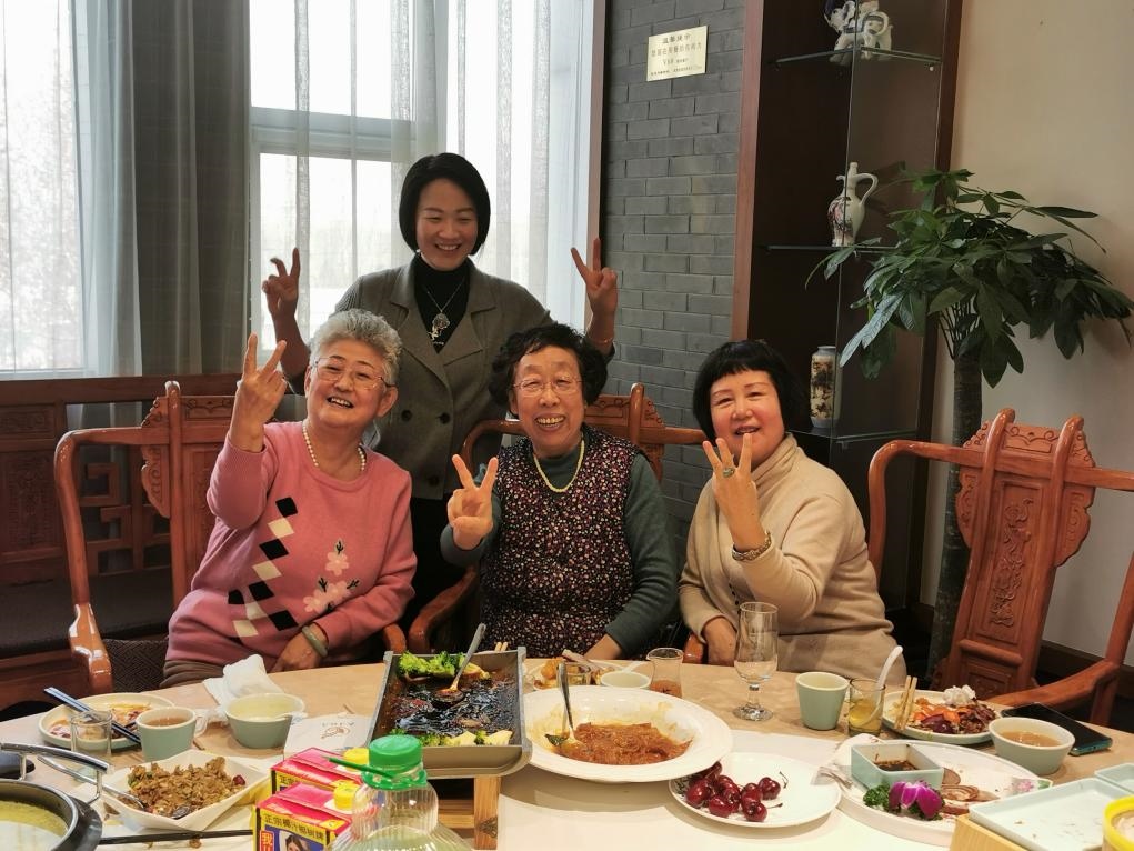 吳釗（前排左一）和鄰居一起在天津過年。（采訪對象供圖）
