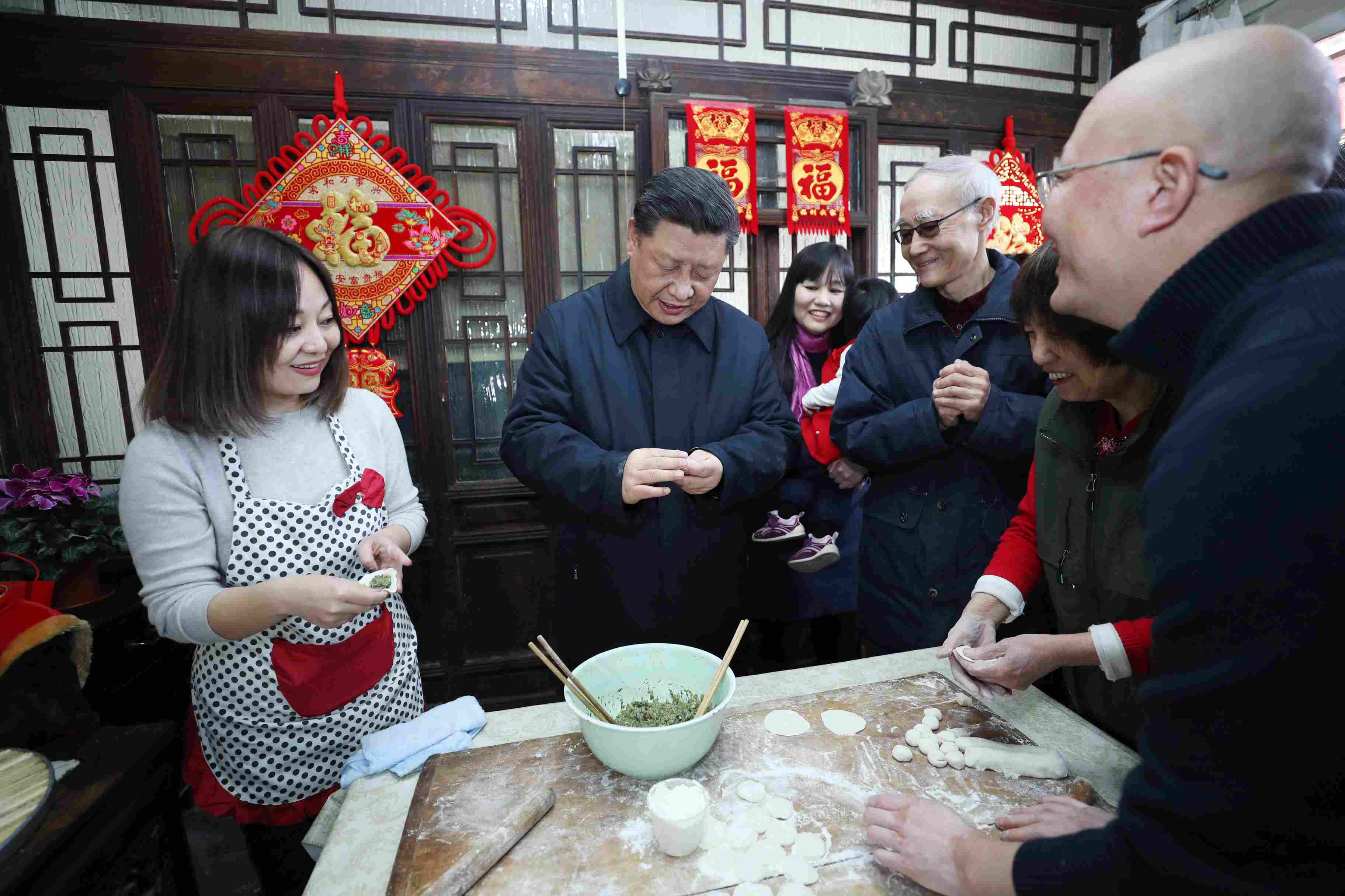 △ 2019年2月1日，習(xí)近平總書(shū)記在北京前門(mén)東區(qū)草廠四條胡同，同朱茂錦一家人包餃子、聊家常。