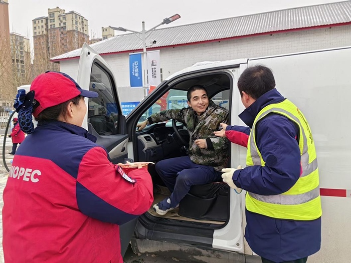 加能站員工為雪天到站充電的司機(jī)送來泡面并邀請(qǐng)他到站里休息。受訪者供圖