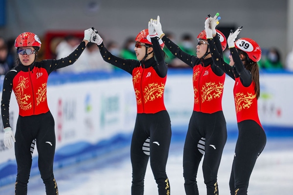 2月18日，黑龍江隊選手徐愛麗（左一）、臧一澤（左二）、范可新（右二）、王欣然在奪冠后向觀眾致意。新華社記者 黃偉 攝