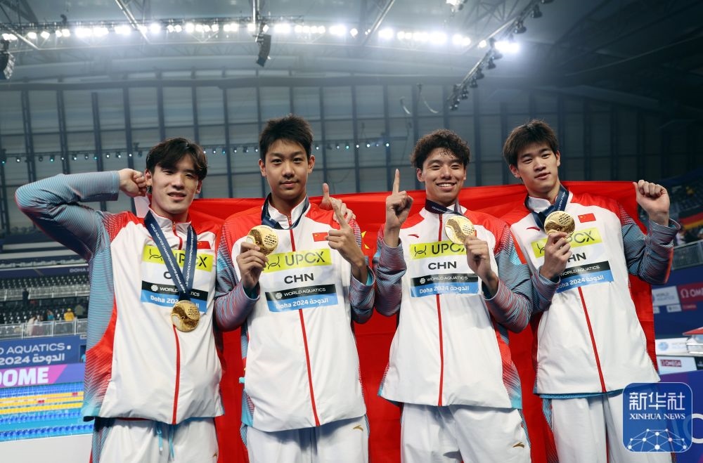 2月11日，2024年多哈游泳世錦賽男子4×100米自由泳接力決賽，中國(guó)隊(duì)選手王浩宇、張展碩、季新杰和潘展樂(lè)（從左到右）在頒獎(jiǎng)儀式后合影慶祝。新華社記者 雒圓 攝
