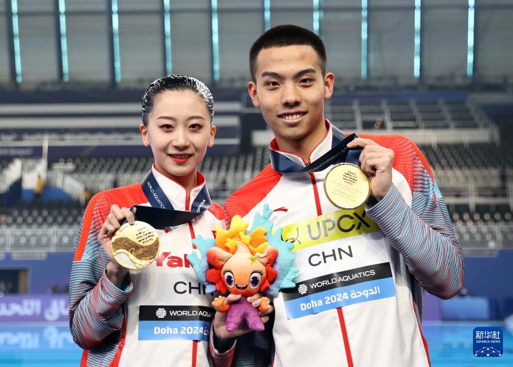 2月10日，2024年多哈游泳世錦賽花樣游泳混合雙人自由自選決賽，程文濤（左）/石浩玙在頒獎(jiǎng)儀式后合影。新華社記者 雒圓 攝