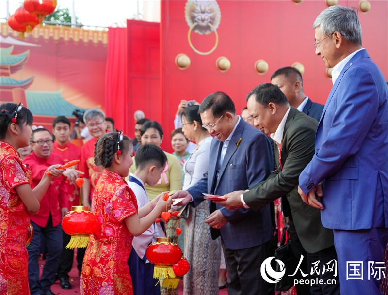 在活動現(xiàn)場，敏昂萊主席夫婦根據(jù)當?shù)貍鹘y(tǒng)向兒童送祝福1-人民網(wǎng)記者謝佳君攝