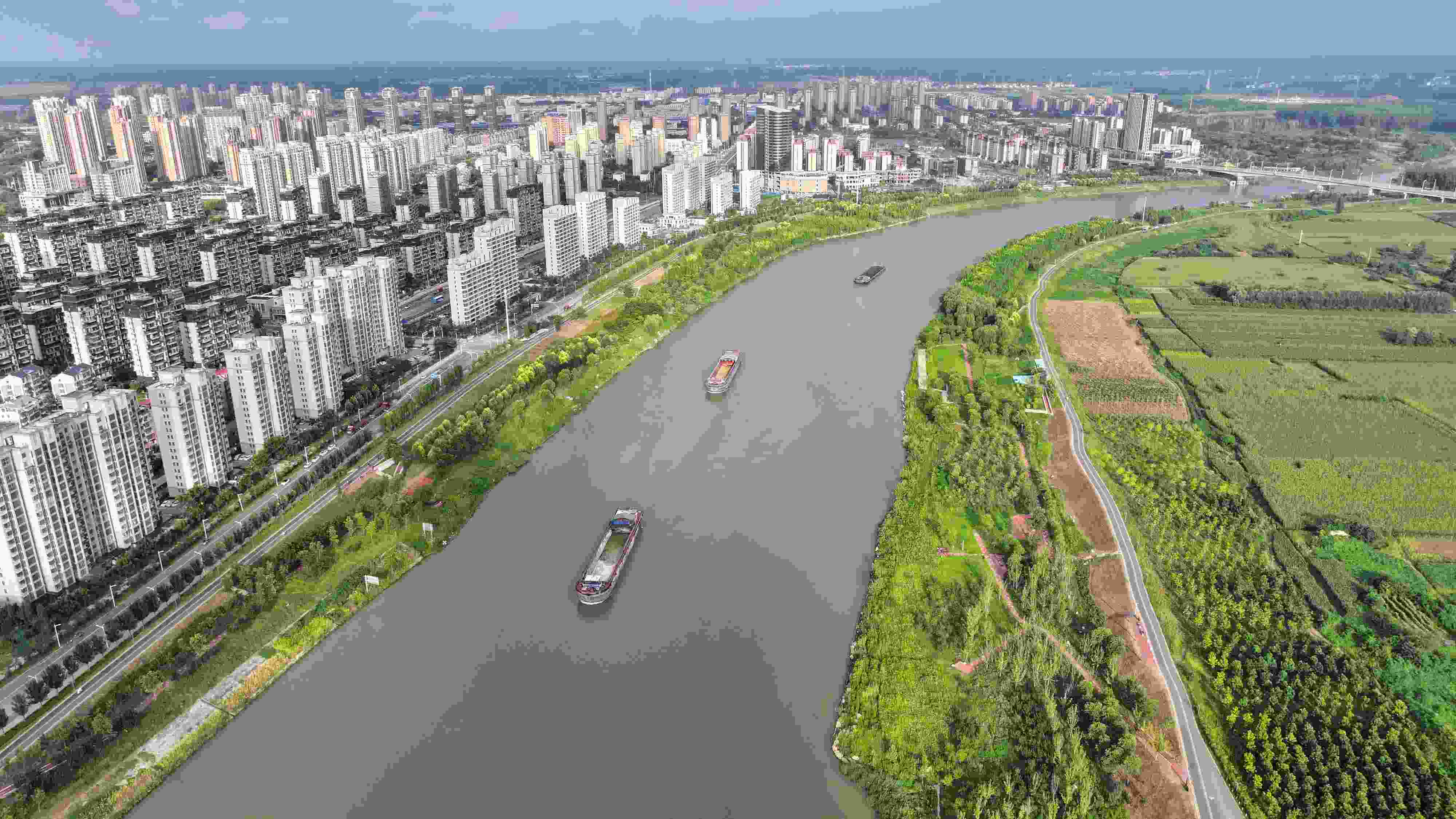 △ 2023年8月21日，安徽阜陽，初秋時節(jié)，界首城市建設(shè)與沙潁河水系、橋梁和綠植相映襯，構(gòu)成一幅生態(tài)宜居的美麗畫卷。