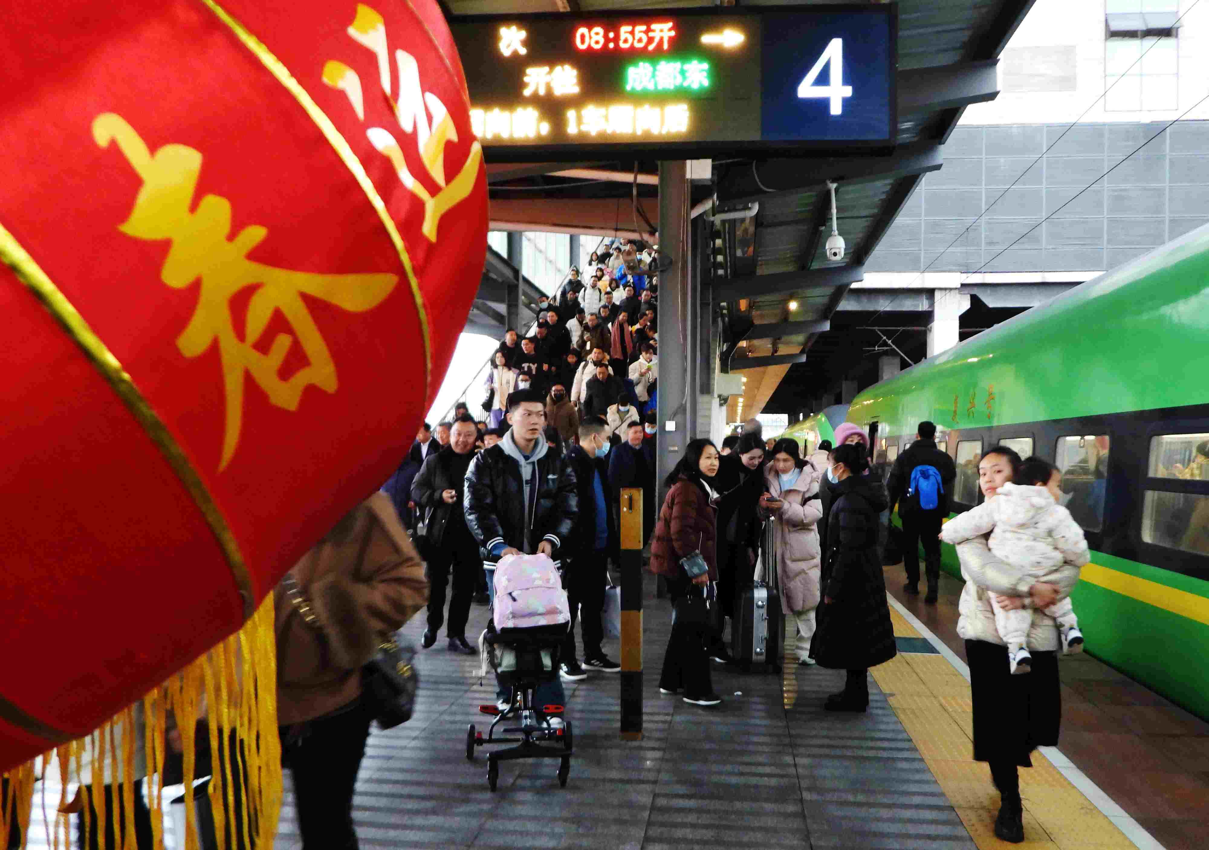 △ 2024年1月26日，四川省達(dá)州市車站，準(zhǔn)備乘坐“復(fù)興號”動車組列車出行的旅客。