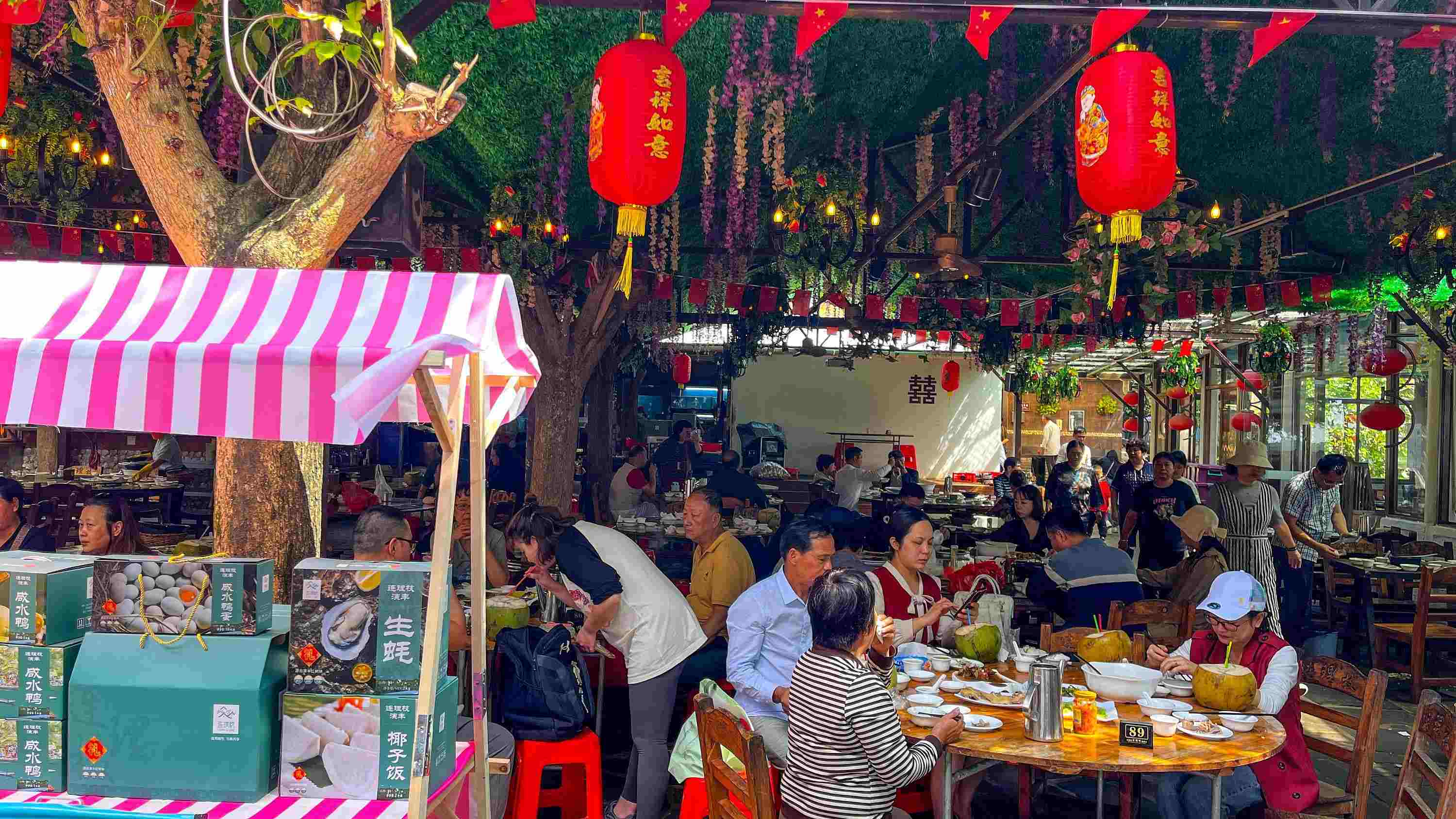 △ 2024年2月17日，春節(jié)假期最后一天，?？卩l(xiāng)村旅游持續(xù)火爆，眾多游客前往漁家樂品嘗特色海鮮和鄉(xiāng)村美食。
