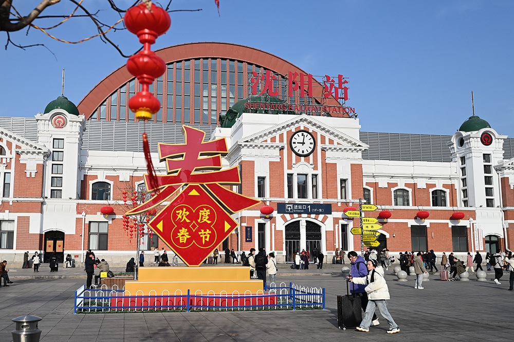 △ 2024年2月17日，沈陽(yáng)站，人們拉著大大小小的行李箱，踏上了龍年新征程。